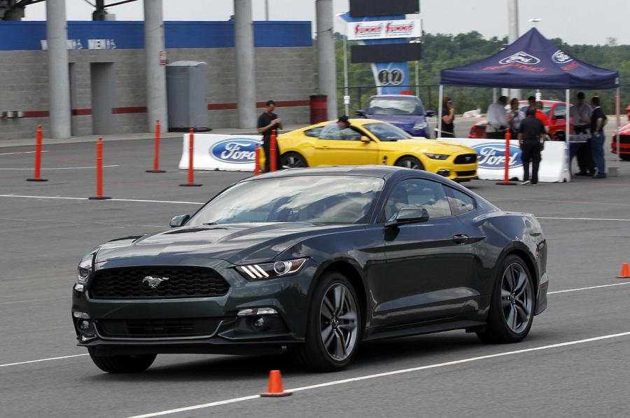  Ford Mustang EcoBoost 2015 года  (фото 7 из 20)